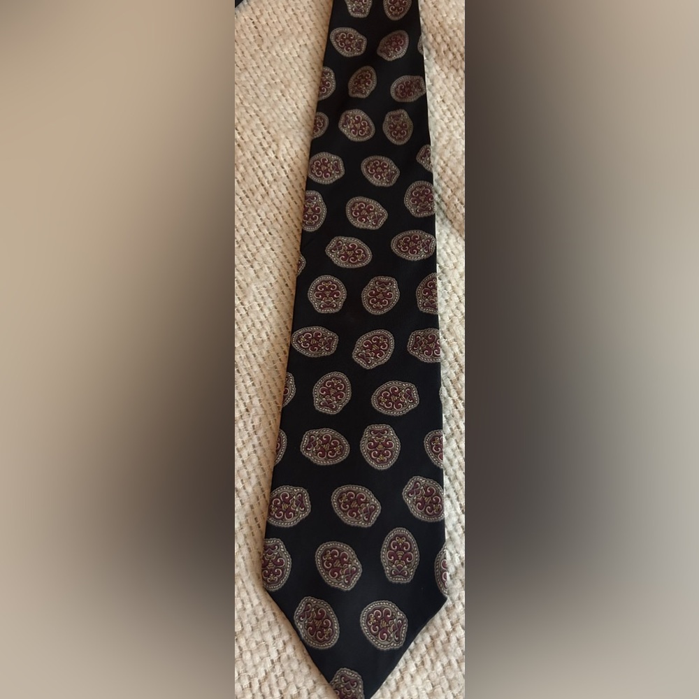Men’s Arrow tie.